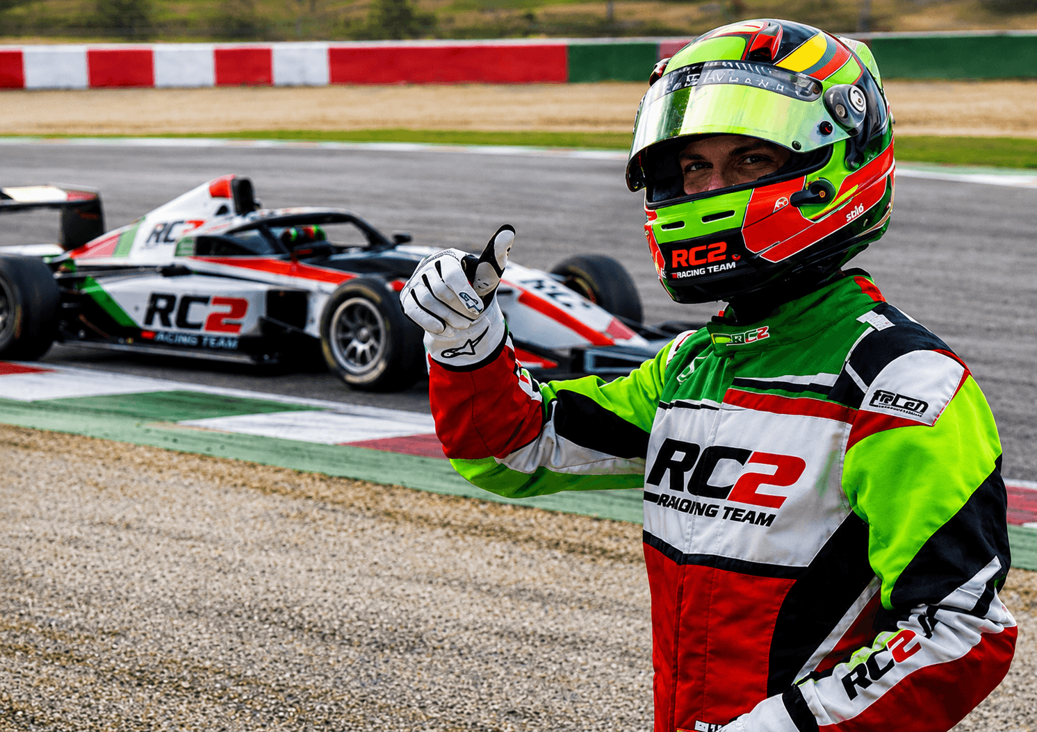 Piloto junto a su Fórmula 4 en circuito