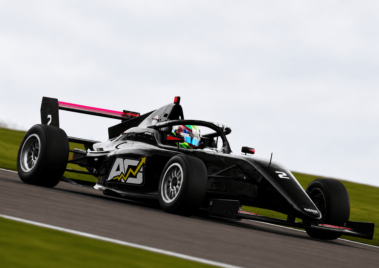 Monoplaza de Fórmula 4 de AG Evolution en circuito